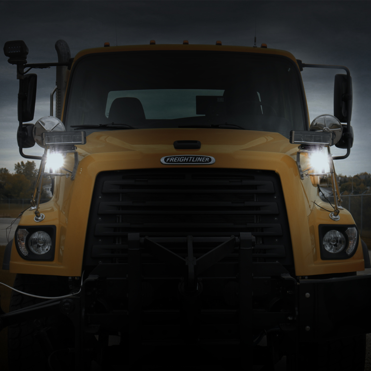 led-pod-light-trail-6-amber-white-on-freightliner Round LED Work Light on a truck